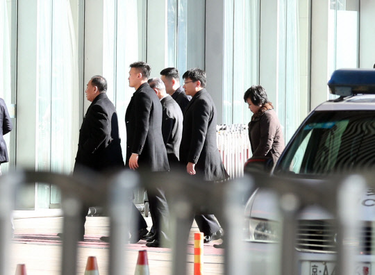 귀국하는 김영철미국 워싱턴 방문을 마친 김영철 북한 노동당 부위원장이 21일 경유지인 베이징 공항을 통해 귀국길에 올랐다. 김영철 부위원장은 김성혜 통일전선부 통일전선책략실장 등 대표단 일행과 함께 이날 12시 35분께 베이징 서우두(首都) 공항에 도착한 뒤 에어차이나 CA121편을 이용해 평양으로 떠날 예정이다.    연합뉴스